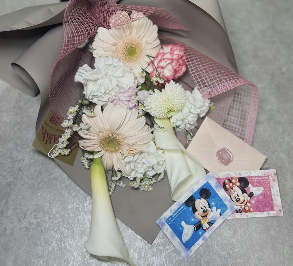 ディズニーチケットと花束