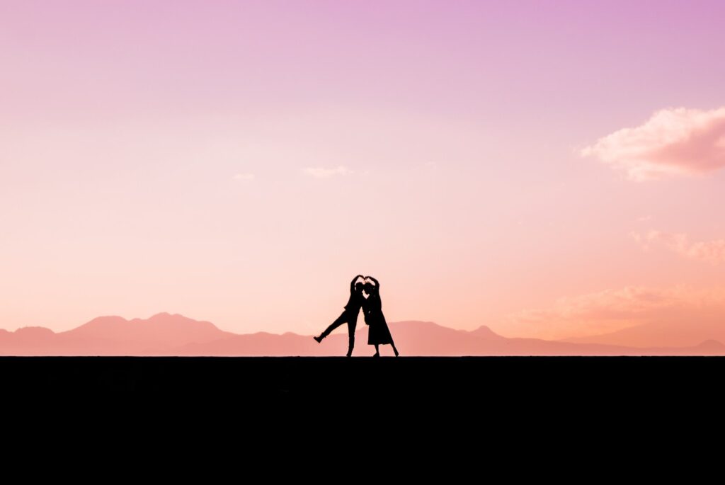 夕焼けのカップル