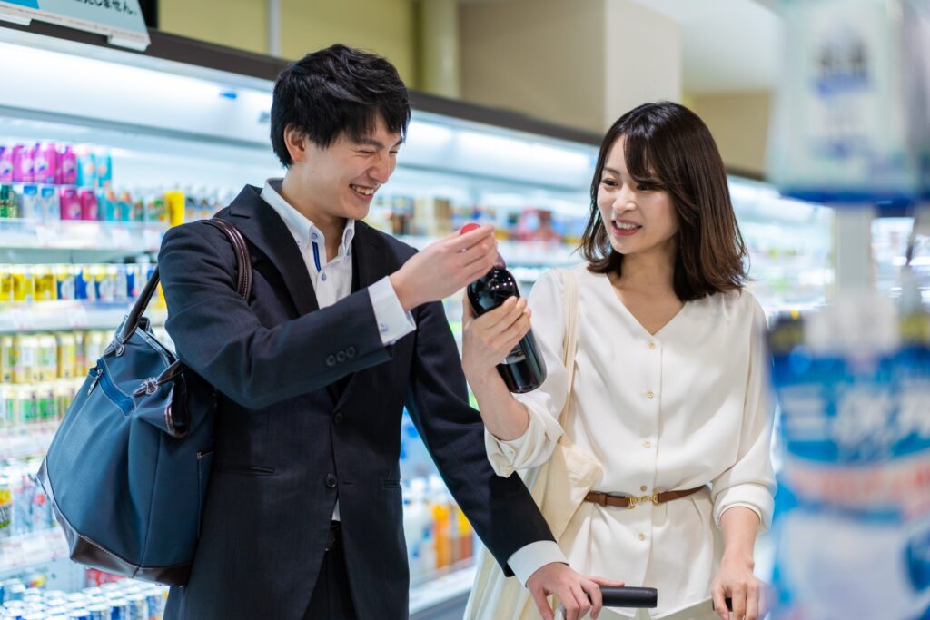 セール商品を選ぶ男性