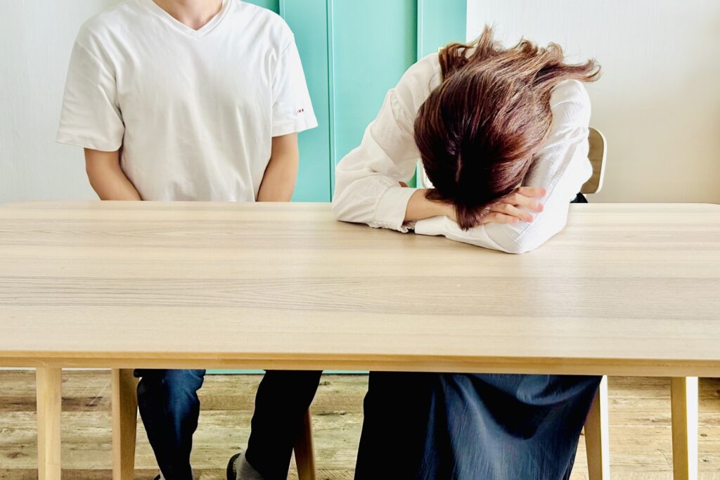 彼氏の前で泣く女性