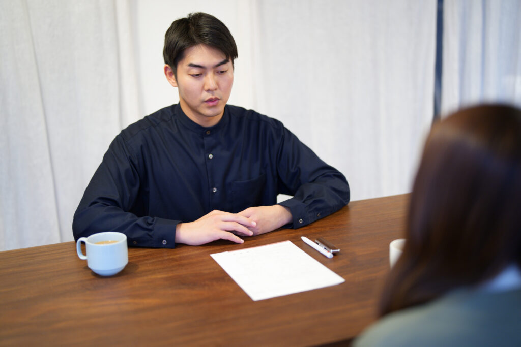 お金について話し合うカップル