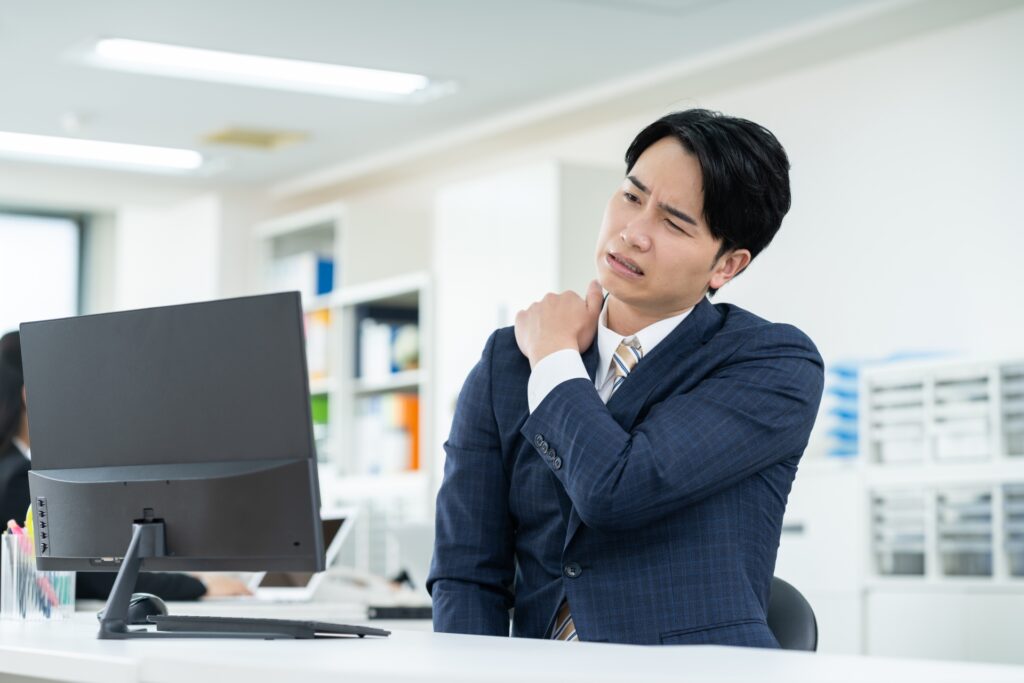 仕事で疲れている男性