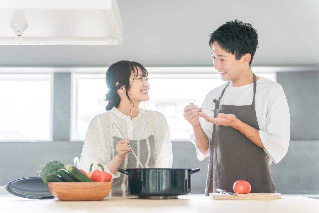 自炊を楽しむカップル