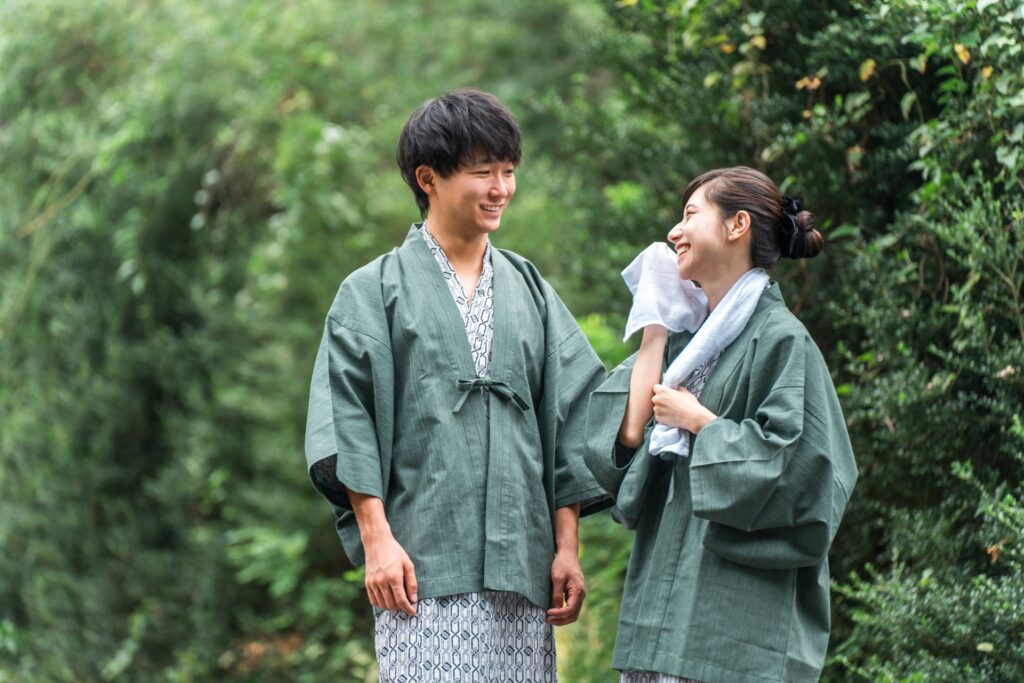 温泉旅行中のカップル