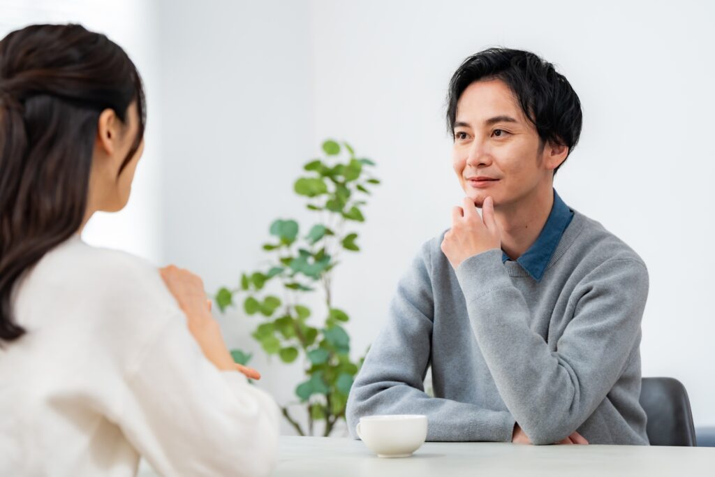 彼女の話を聞く男性
