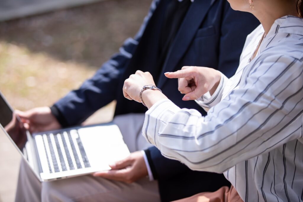 予定を確認するカップル