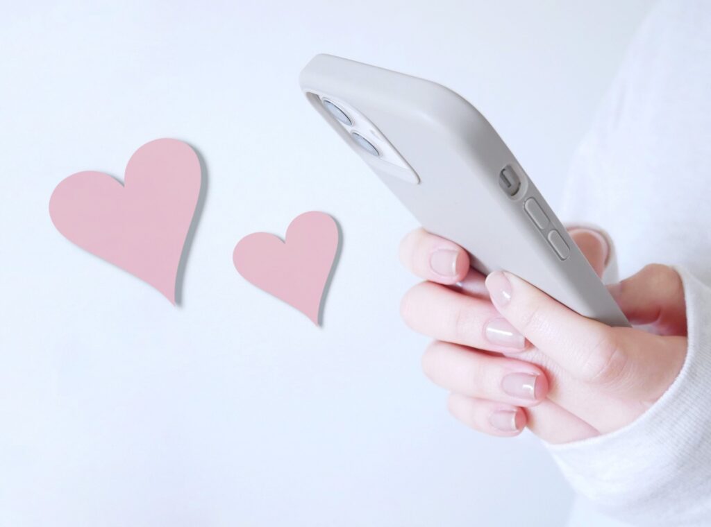 恋人と連絡する女性の手元