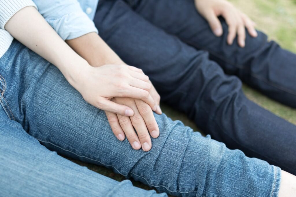手を繋ぐカップル