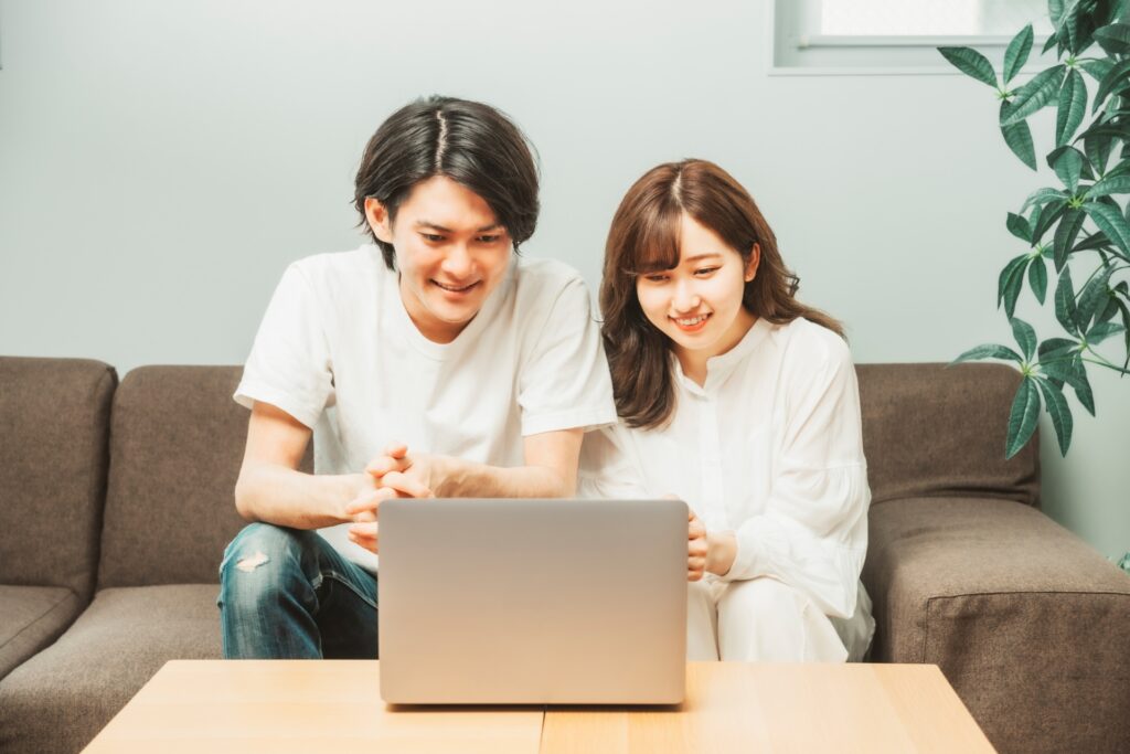 一緒に部屋探しをするカップル