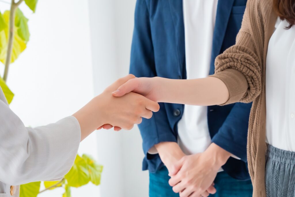 握手をする女性