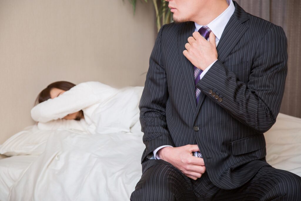 一人朝早く家を出る男性