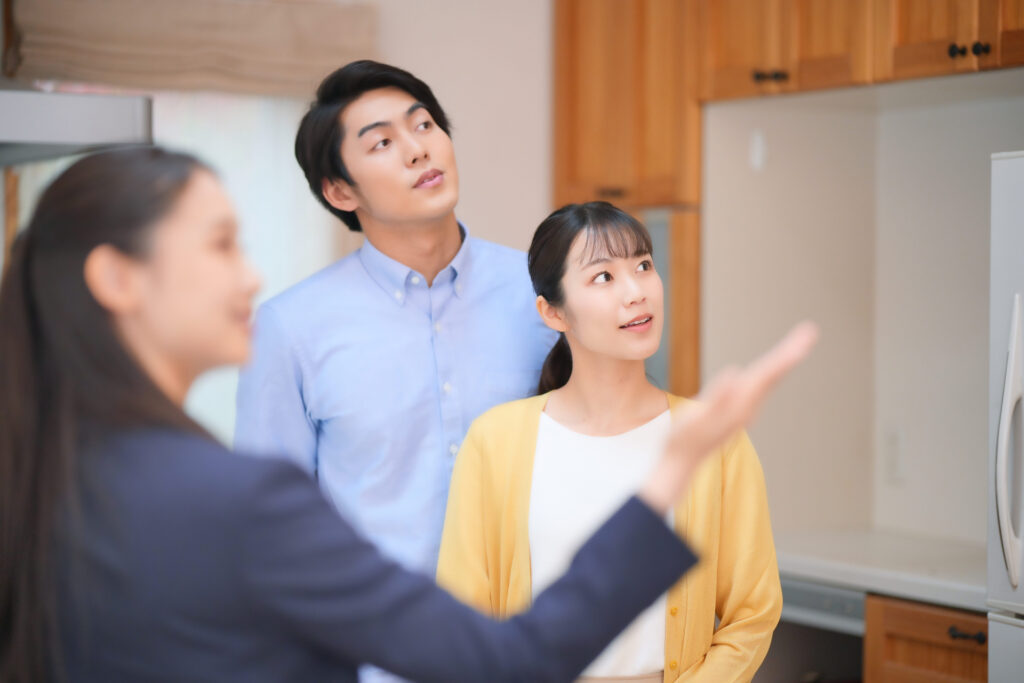 間取りを確認するカップル