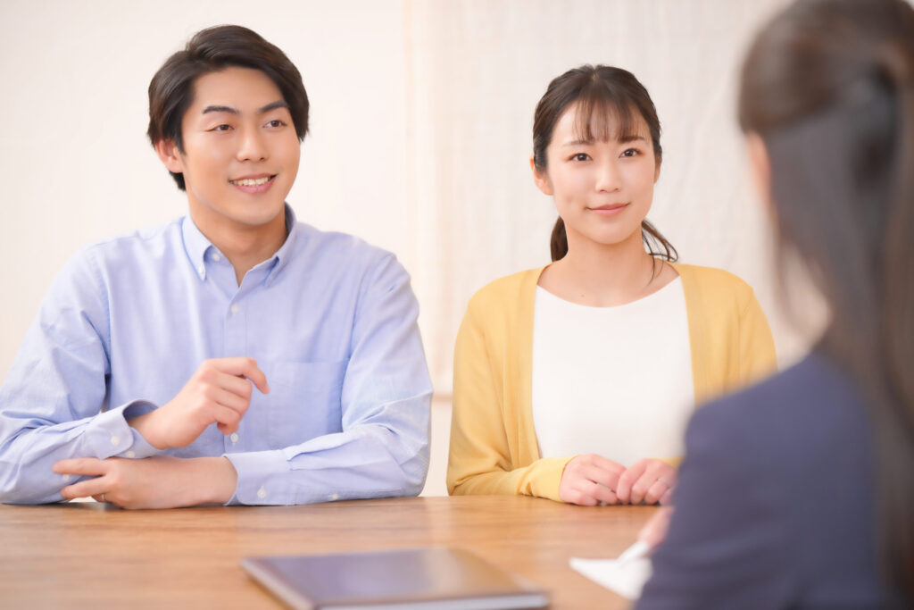 賃貸の契約内容を聞くカップル