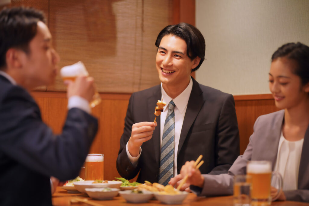 上司と飲む社会人男性