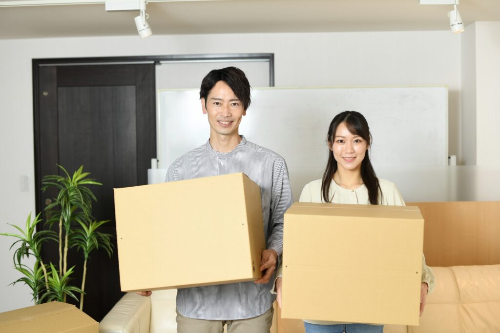 引っ越しをするカップル