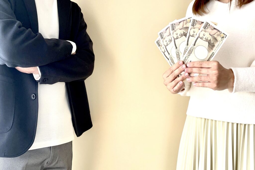 家賃を話し合うカップル