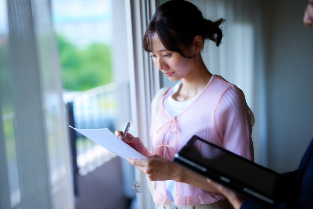 内見でメモする女性