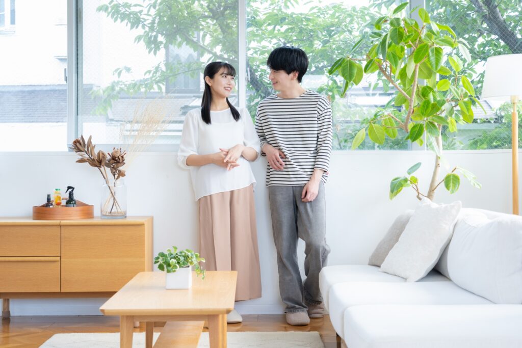 壁際で会話する同棲カップル