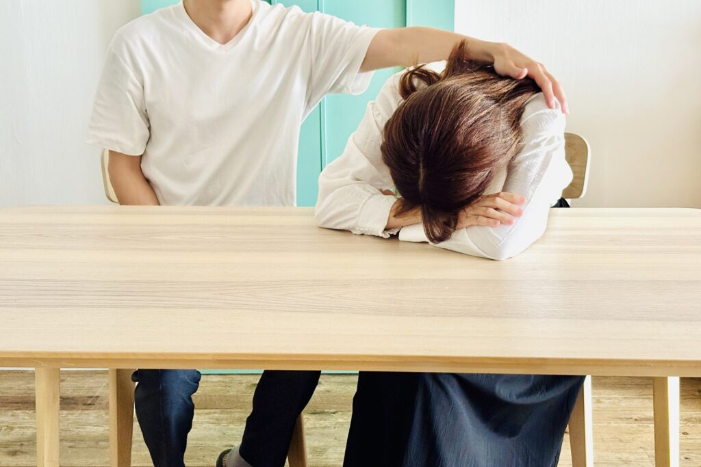 彼女をなでる彼氏