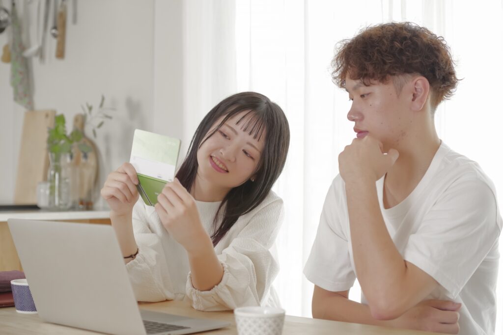 通帳を見るカップル