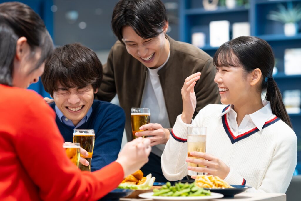 友達と飲み会する男女