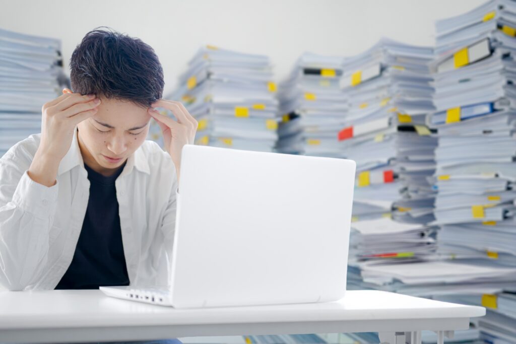 仕事に追われる男性