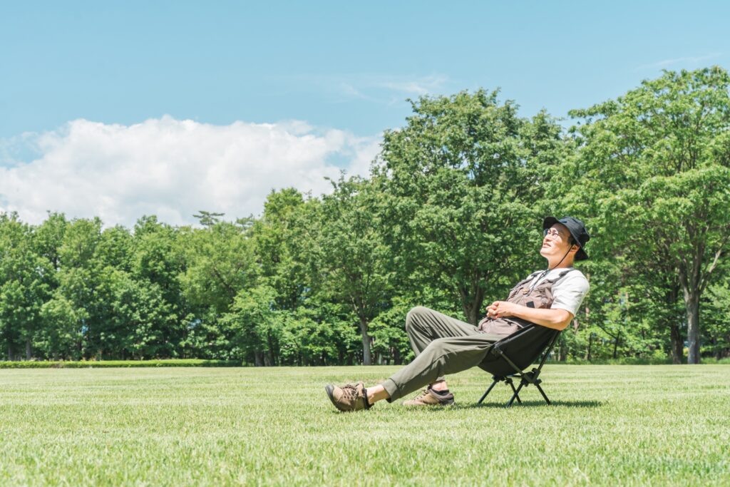 1人でキャンプする男性