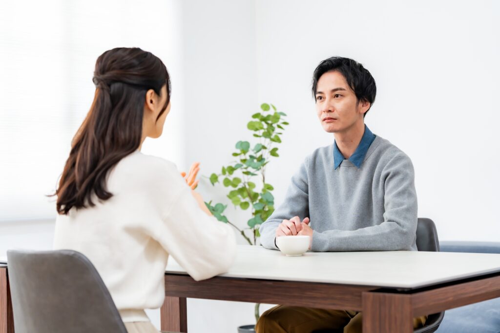 話合うカップル