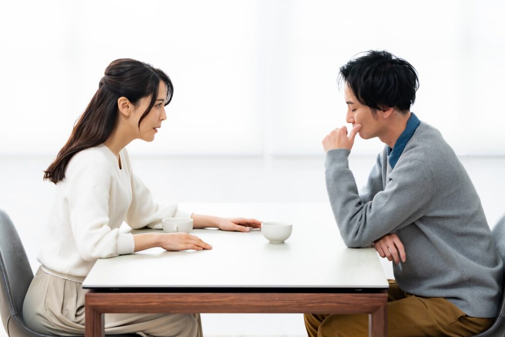 大事な話をするカップル