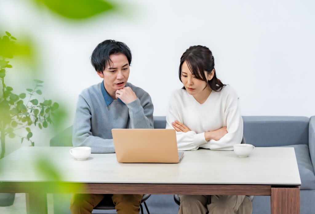 新しい部屋を探すカップル