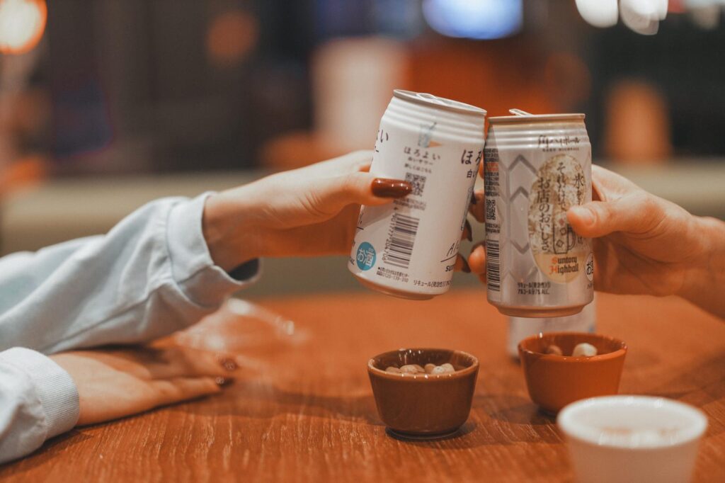 宅飲みする男女