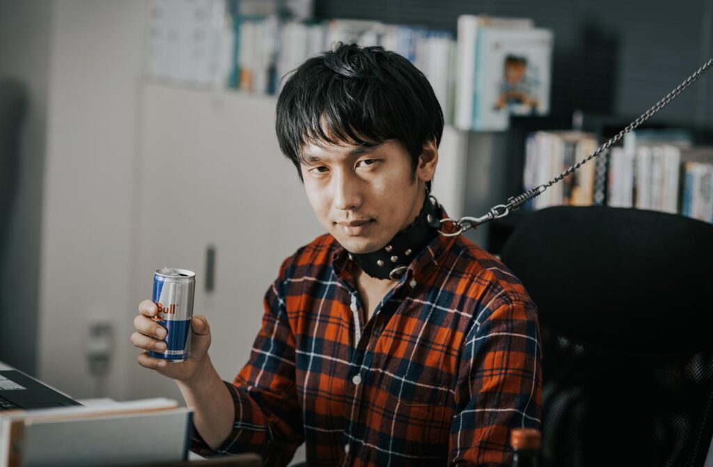 束縛される男性
