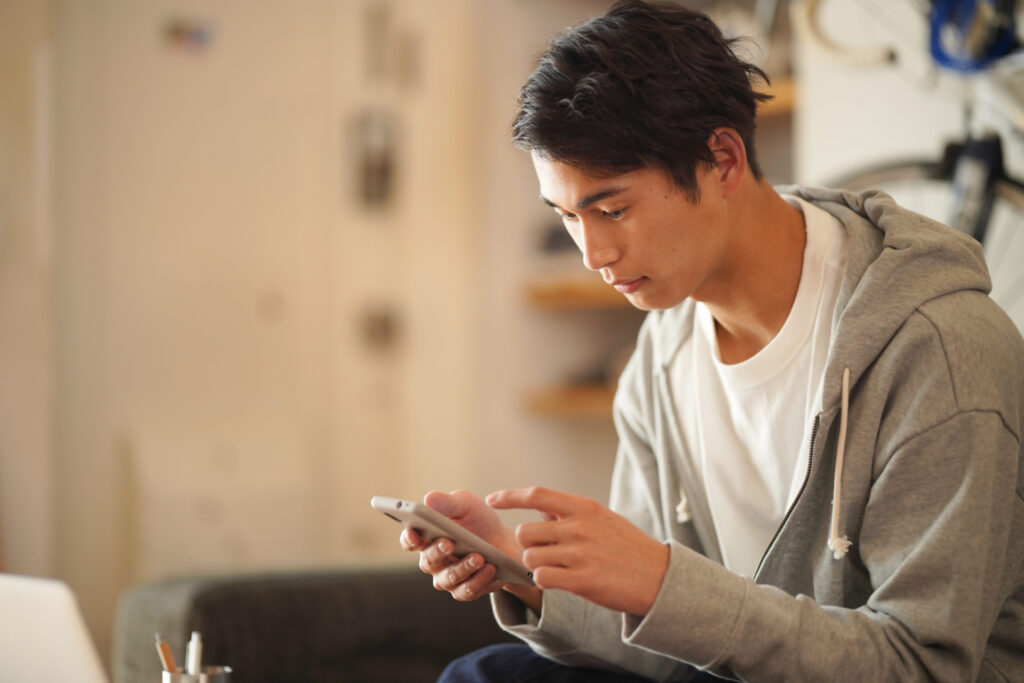 スマホを見る男性
