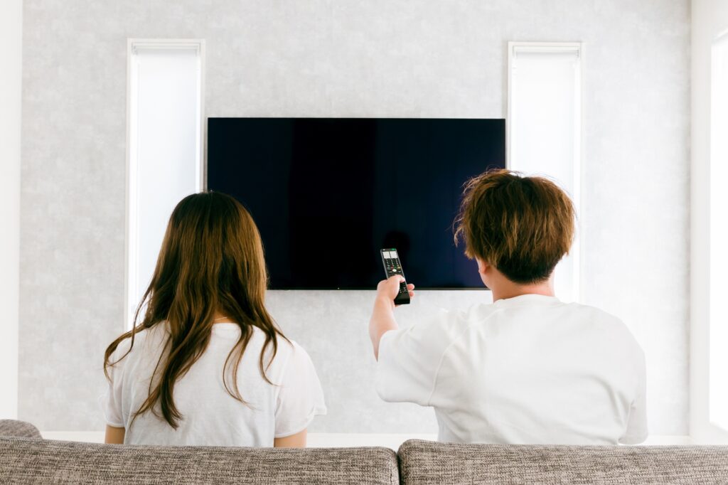 テレビを一緒にみるカップル