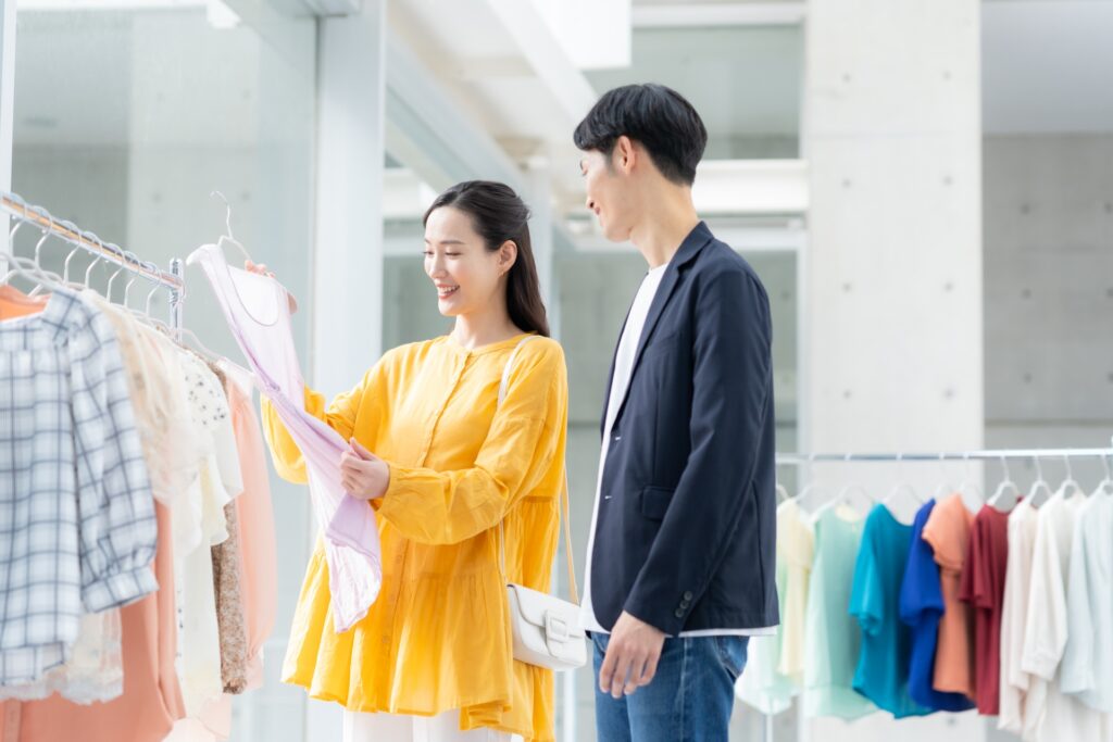 ショッピングモールで買い物するカップル