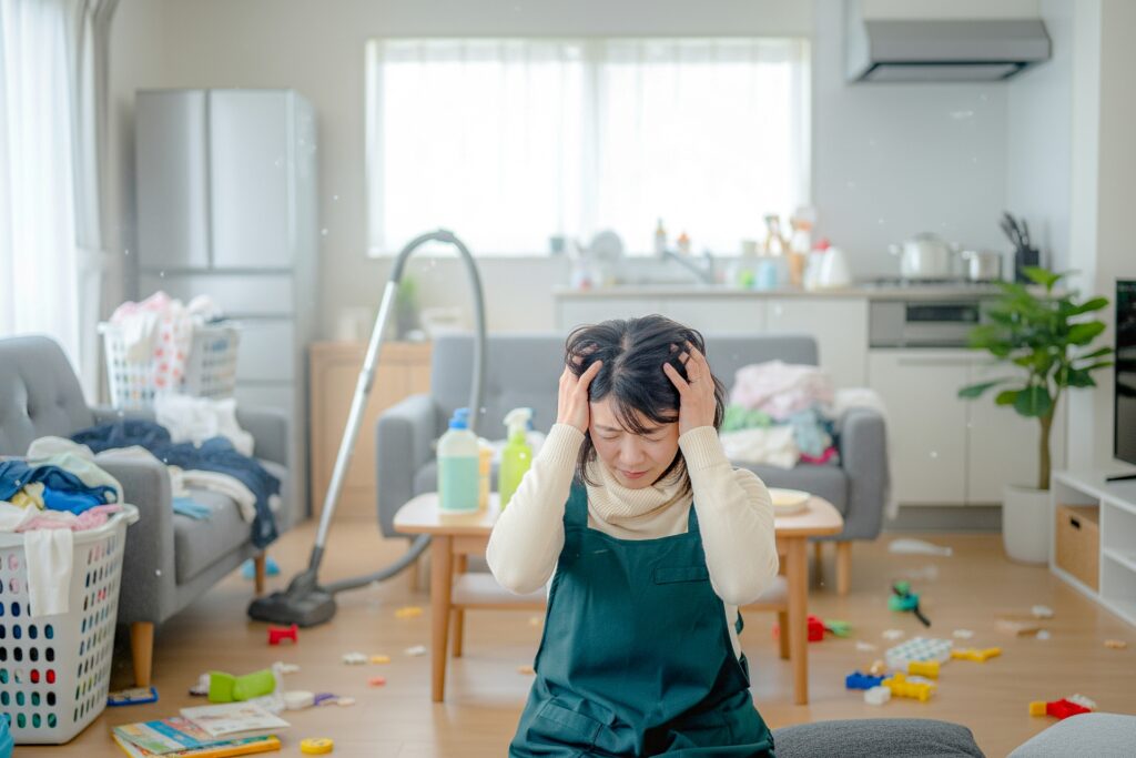 部屋が汚くて悩む女性
