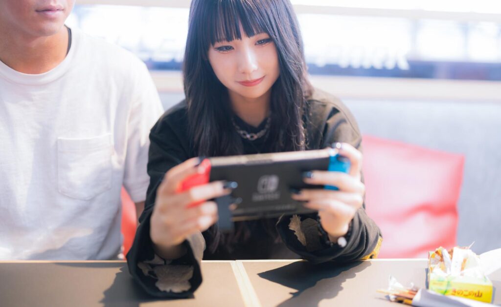 彼氏と一緒にゲームする彼女