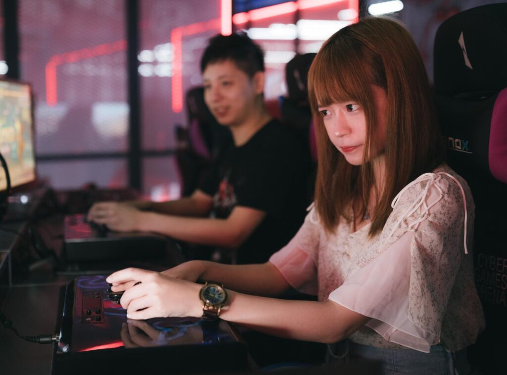 彼氏とゲームセンターでゲームする彼女