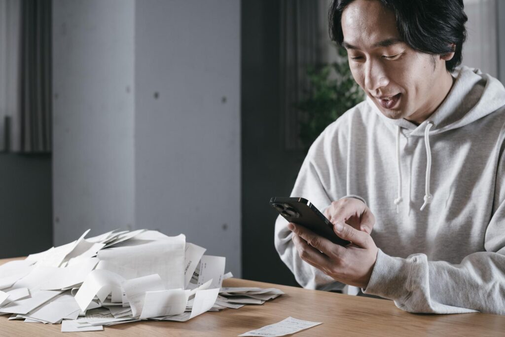 スマホ中毒の男性